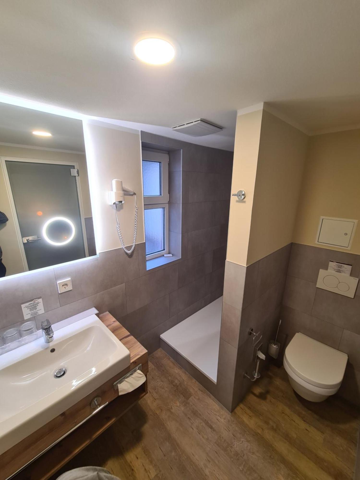 Stadthotel Engel Еттлінген Екстер'єр фото